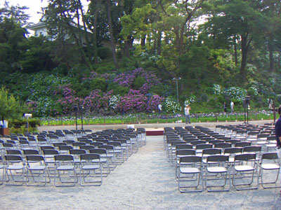 ステージ設営中