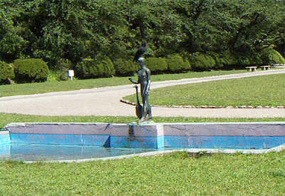 広場(像の頭に烏)